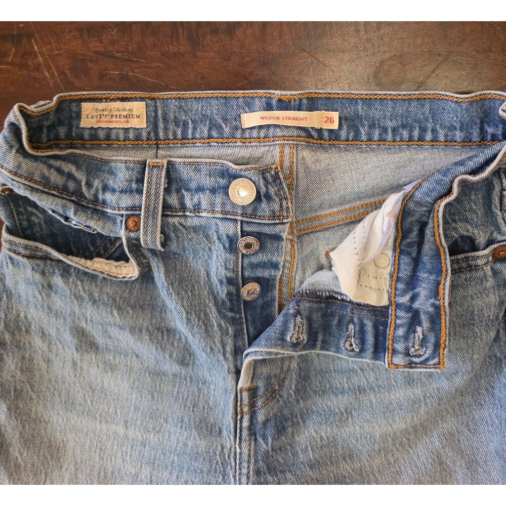 women's Levi's Premium Wedgie Straight ankle jeans in a size 26